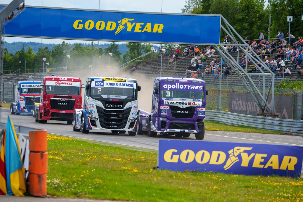 A7409892 | 14.07.2024 Goodyear FIA European Truck Racing Championship (ETRC) NürburgringBild: Zweikampf zwischen #2 Jochen Hahn im IVECO von Team Hahn Racing und #3 Sascha Lenz im MAN von SL APOLLO TYRES TRUCKSPORT - Realisiert mit Pictrs.com