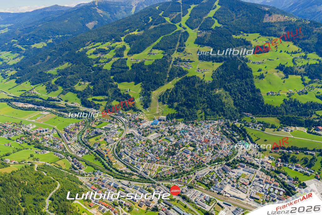 Luftaufnahme von Schladming - Die Luftaufnahme wurde 2025 vom UL-Flugzeug heraus erstellt ( keine Drohne ) - Hochauflösende Luftaufnahme - für professionelle Ausdrucke geeignet. Die Geschenkidee !Mit Lizenz und Bildrechte bestellbar