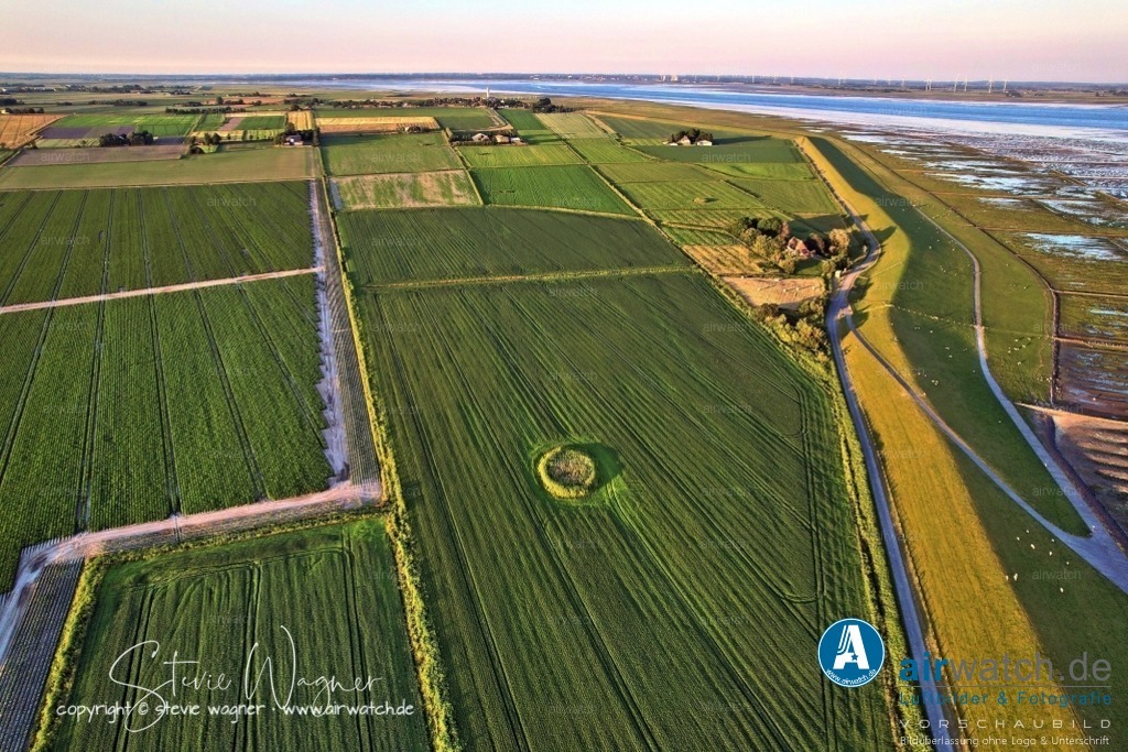 Luftbild Nordstrand, LangerDeich, Dreisprung, Püttenweg, Trendermarsch, Husumer Bucht | Luftbild Nordstrand, LangerDeich, Dreisprung, Püttenweg, Trendermarsch, Husumer Bucht - Püttenweg ist eine kleine Straße im Ortsteil Trendermarsch auf der Halbinsel Nordstrand, die zur Region Husumer Bucht in Schleswig-Holstein gehört. Die Lage direkt am Nordseedeich und im Nationalpark Schleswig-Holsteinisches Wattenmeer macht sie besonders attraktiv für Naturliebhaber und Erholungssuchende. Hier finden sich vorwiegend ruhige Ferienhäuser und -wohnungen in idyllischer, ländlicher Alleinlage.