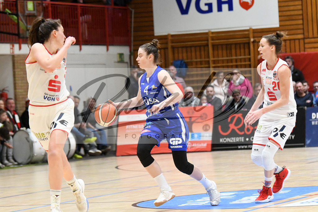 20200126_PANHAL_0083 | Basketball, Frauen: Alexandra Belusova (GISA LIONS SV Halle) und Kata Takacs (GiroLive-Panthers Osnabrück) im Zweikampf beim Spiel der Toyota DBBL zwischen GiroLive-Panthers Osnabrück vs. GISA LIONS SV Halle am 26.01.2020 im Panthers Dome in Osnabrück, Deutschland.(Foto von Nico Paetzel) - Realisiert mit Pictrs.com