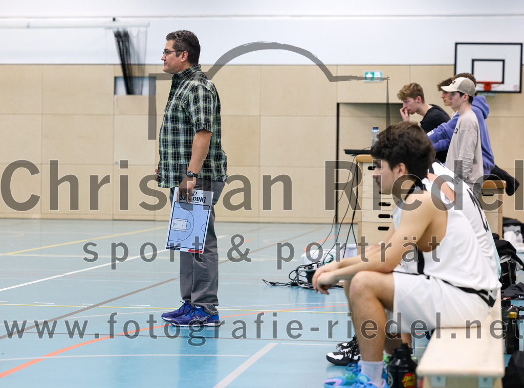 2023-03-26_023_TSV_Vaterstetten_gegen_Wacker_Knights_Burghausen | Vaterstetten, Deutschland, 26.03.2023:
Basketball, Bayernliga Herren Südost 2022 / 2023, 17. Spieltag, TSV Vaterstetten gegen Wacker Knights Burghausen, Endergebnis: 

Trainer Daniel Paz (TSV Vaterstetten)

Foto: Christian Riedel / fotografie-riedel.net