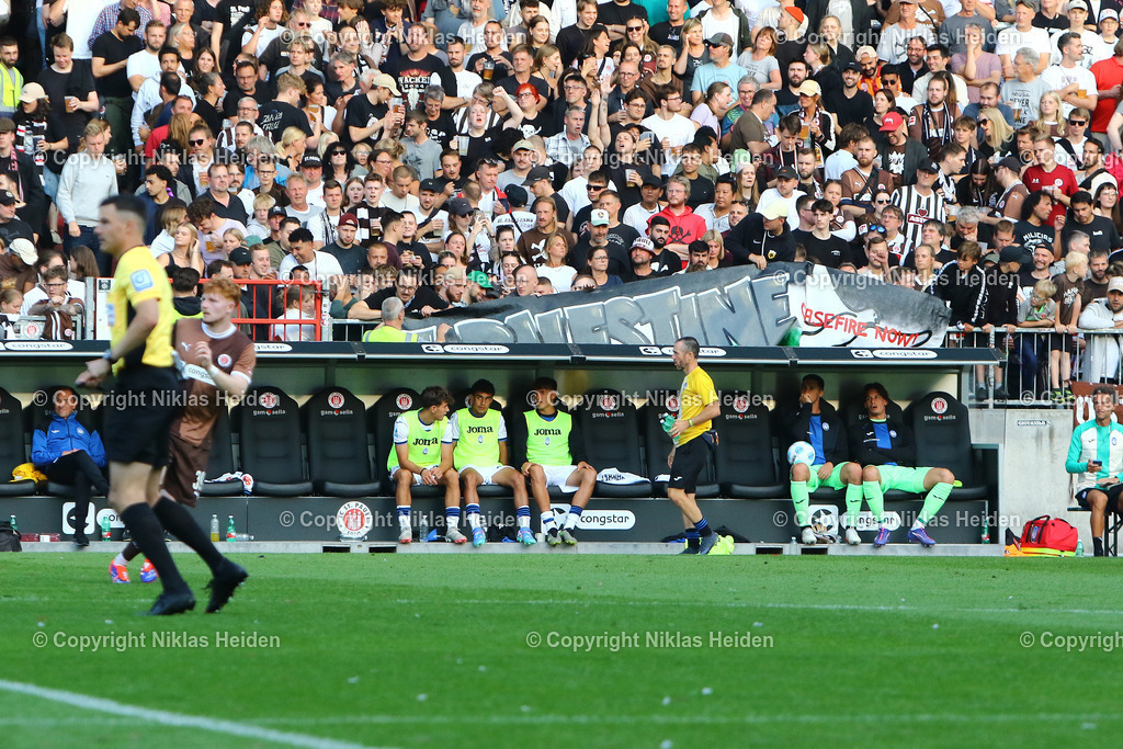 NH_FCStPauli_AtalantaBergamo_Testspiel_09082024 | Ein Banner mit der Aufschrift "Free Paslistine" wurde kurz  nach der Halbzeit auf der Gegengerade gezeigt und umgehend vom Ordnungsdienst unterbunden.Fußball I Herren I Testspiel I Saison 2024-2025 I FC St. Pauli - Atalanta Bergamo I 09.08.2024 I Millerntorstadion