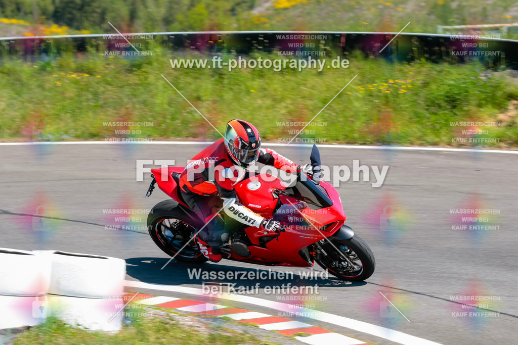 Moto-TeamOBK-21851 | Hier findet Ihr Bilder von Touristenfahrten auf der Nürburgring Nordschleife oder von anderen Veranstaltungen die ich besucht habe. Viel Spass beim Durch Schauen 