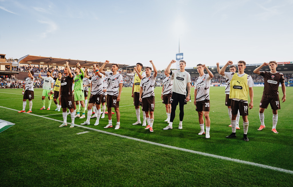 HEV00252 | Der offizielle Shop für FC St. Pauli Fotos. Wähle aus Spielszenen & Fanmomenten dein FCSP Wunschformat. Wir liefern Millerntor-Atmosphäre.