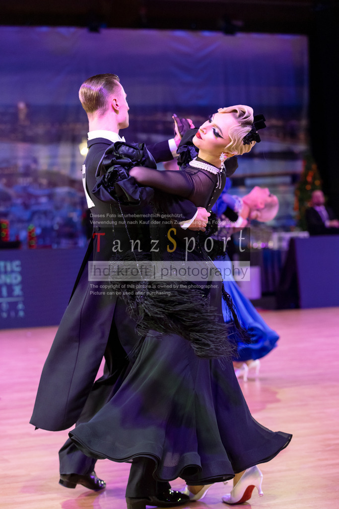 20241215_WDSF_Int_Open_Std-Riga-9814 | Tanzsportbilder, Standardtanz, Lateintanz, WDSF, DTV, LTVB, dancecomp, goc, hessen tanzt, blaues band der spree, walzer, tango, wiener walzer, slowfox, quickstepp, samba, rumba, cha-cha-cha, paso doble. jive, hd-kroft photography, turniertanzsport