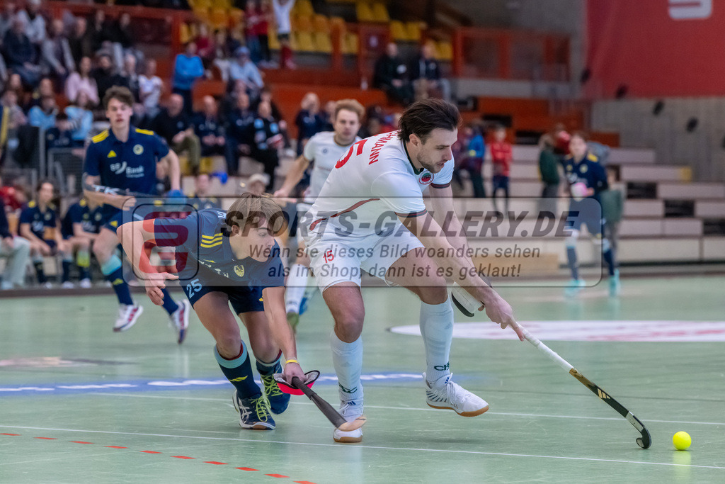 HK_20250118_101823 | 1/4 Finale 1. Bundesliga Halle Herren Crefelder HTC - Zehlendorfer Wespen am 18.1.2025 Halle Glockenspitz, Krefeld , Timo Rätke ( Zehlendorfer Wespen #25 ) , Bachmann Lucas Maximilian ( Crefelder HTC #15 )