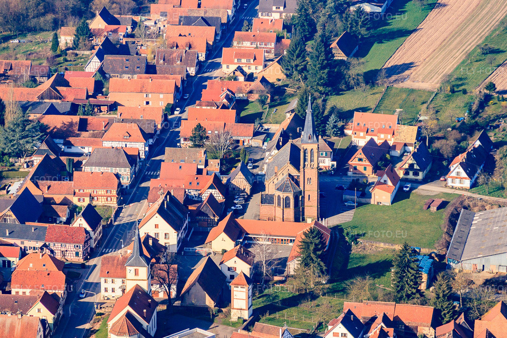 Vue aérienne: Église Saint-Jean à Betschdorf dans le département Bas Rhin, France – .Photo: IMG_62740.jpg prise le 09/03/2014 par Werner Riehm/FLY-FOTO.eu – Résolution de l'original: 4316 x 2878 px