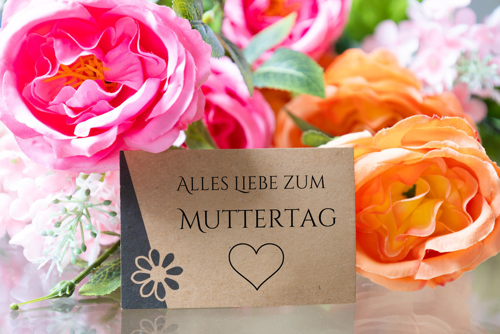 Alles Liebe zum Muttertag | Liebevoller Muttertagsgruß auf einer Karte, umgeben von Blumen (mit hinzugefügtem Text ALLES LIEBE ZUM MUTTERTAG) - Realisiert mit Pictrs.com