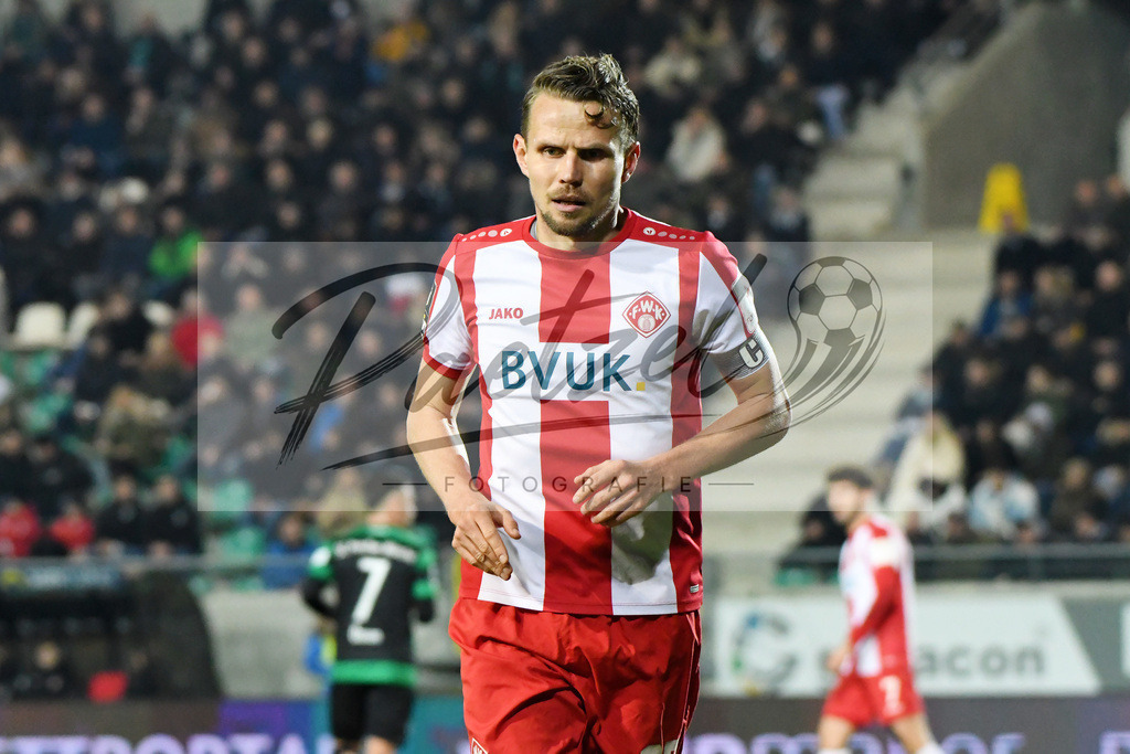 20200214_SCPFWK_0050 | Fussball, Herren: Sebastian Schuppan (FC Wuerzburger Kickers) schaut waehrend des Spiels der 3. Liga zwischen SC Preussen Muenster und FC Wuerzburger Kickers im Preussenstadion am 14.02.2020 in Muenster, Deutschland.DFB / DFL REGULATIONS PROHIBIT ANY USE OF PHOTOGRAPHS AS IMAGE SEQUENCES AND/OR QUASI-VIDEO. - Realisiert mit Pictrs.com
