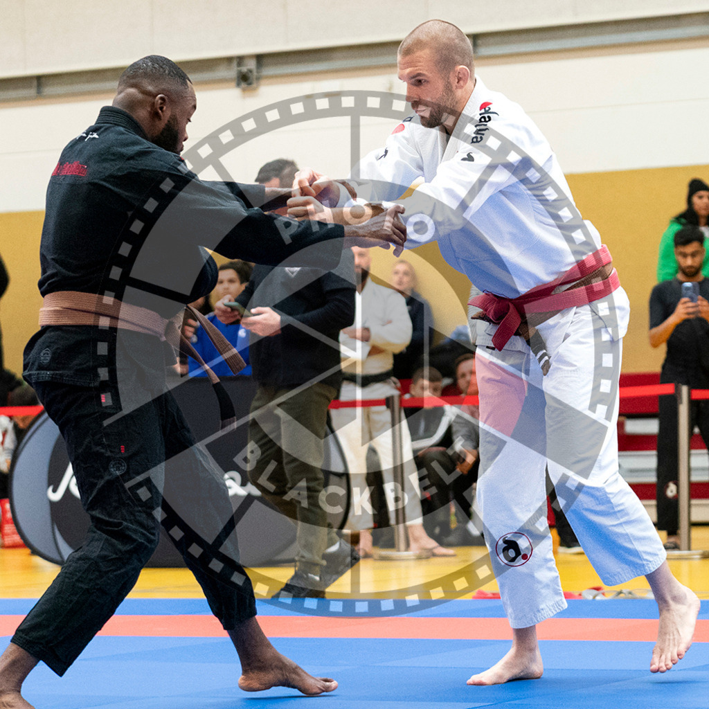 20231118PBB10146 | Fighters compete during the AJP Tour 600 Frankfurt Championship in Frankfurt/Main, Germany, on November 18, 2023.