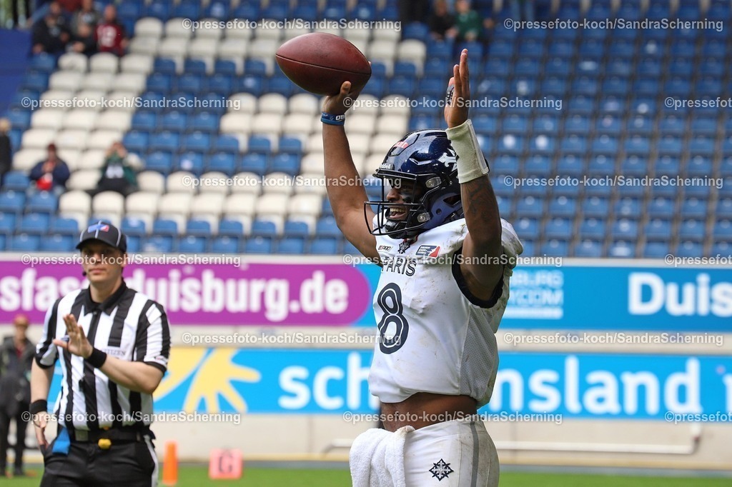 xSSC08062501068 | 08.06.2025, xsscx, American Footballl, Rhein Fire - Paris Musketeers, EFL, Schauinsland-Reisen-Arena, Saison 2025: Quarterback Jaylon Henderson (8) von Paris Musketeers feiert einen vermeintlichen Touchdown, der wegen Regelverstoß aber nicht zählt