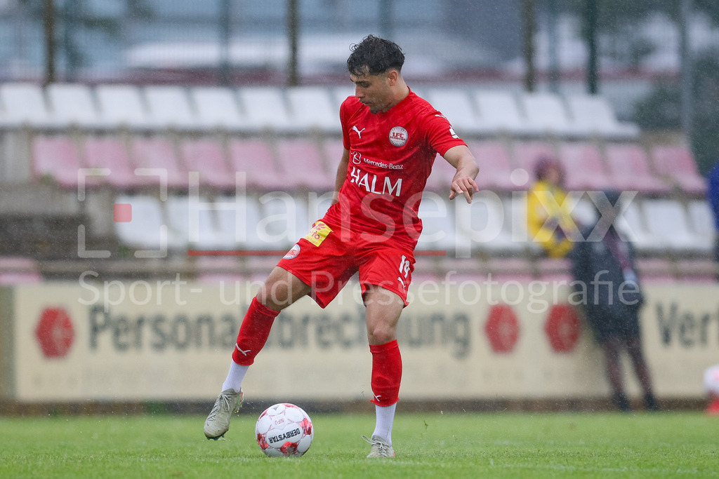 Fussball, Aufstiegsrunde Regionalliga Nord, 1. FC Germania Egestorf-Langreder - SV Todesfelde | Adrian Becker (1. FC Germania Egestorf-Langreder, 19) am Ball, Freisteller, Einzelbild, Ganzkörper, Aktion, Action, Spielszene