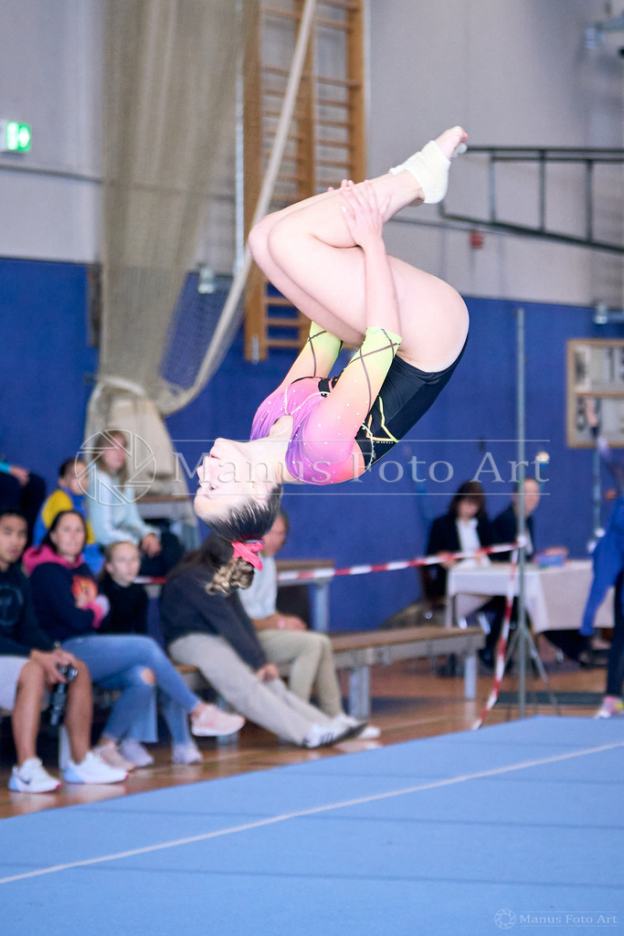 2024-10-06-1-A-DSC00906 | Professionelle Sportfotografie in Hamburg, Schleswig-Holstein und Niedersachsen – spezialisiert auf Rhönrad, Geräteturnen, Leistungsturnen und rhythmische Sportgymnastik. Bundesweite Begleitung von Rhönrad-Events. Jetzt Sport-Fotos - Realisiert mit Pictrs.com