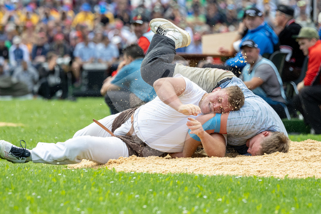 ESAF2025_03Gang_4954 | Die Schwinger des Schwyzer Kantonalen Schwingerverbandes: Fotos, die Dynamik und Leidenschaft festhalten, sowie emotionale Momente aus dem traditionellen Schwingsport zeigen. - Realisiert mit Pictrs.com