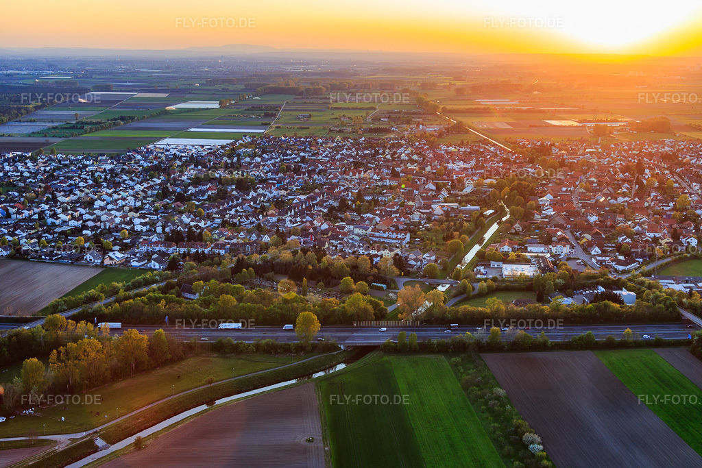 Luftbild: Verlauf der Weschnitz durch den Ort und unter der A67 im Ortsteil Grosshausen in Einhausen im Bundesland Hessen in Deutschland. Foto: IMG_077908.jpg vom 23.04.2015 durch Werner Riehm/FLY-FOTO.de