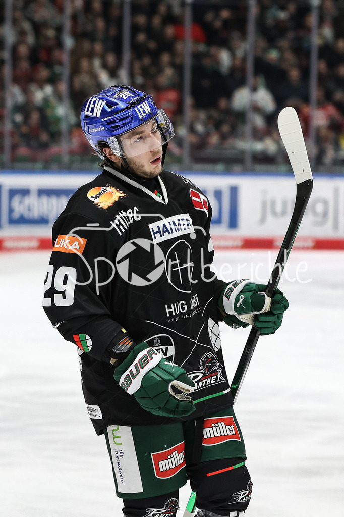Augsburger Panther - Kölner Haie | enttaeuschte Blicke der Panther / Nicholas WELSH (AEV #29) / Freisteller / Einzelfoto