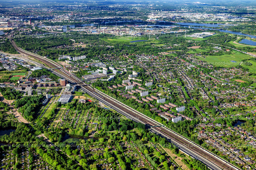 Hamburg_Wilhelmsburg_Stadtansicht_ELS_0068070524 | HAMBURG 07.05.2024 Wohngebiet der Mehrfamilienhaussiedlung an der Prassekstraße in Hamburg, Deutschland. // Residential area of the multi-family house settlement on street Prassekstrasse in Hamburg, Germany. Foto: Martin Elsen