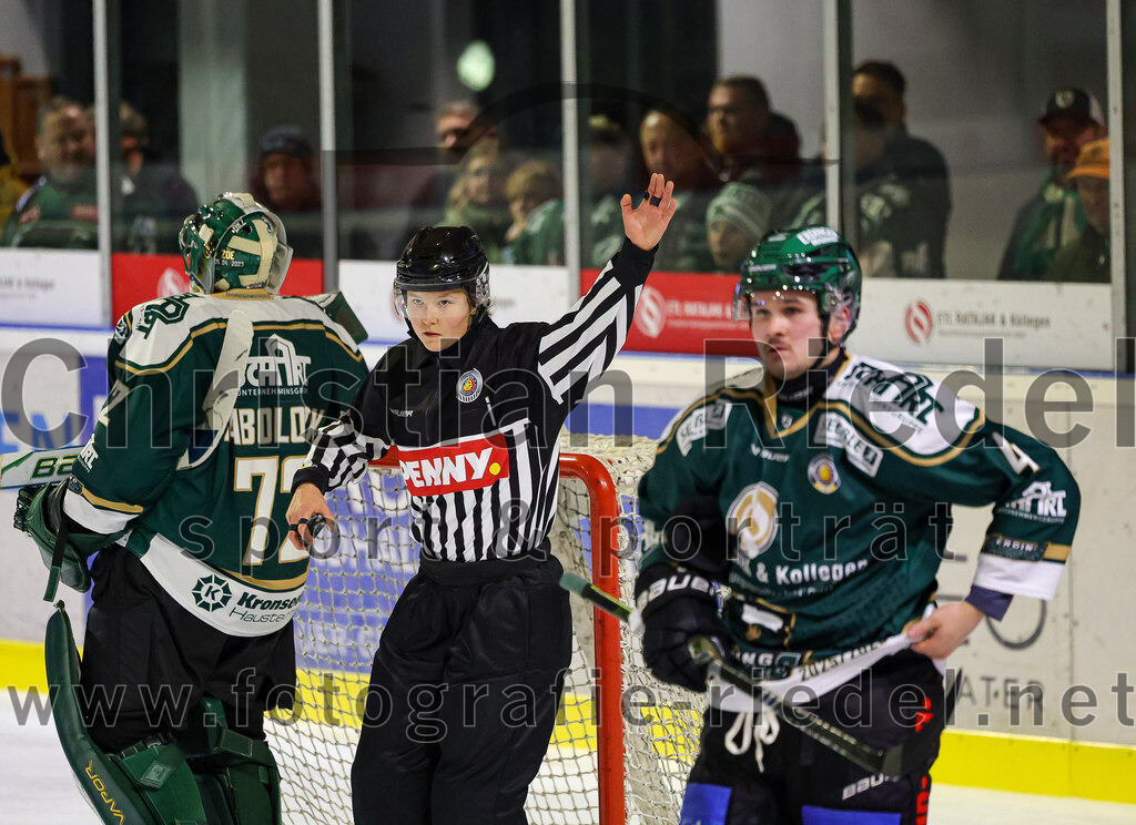 2025-11-02_057_TSV_Erding_gegen_EV_Fuessen | Erding, Deutschland, 02.11.2025:Eishockey, Oberliga Süd 2025 / 2026, 15. Spieltag, TSV Erding gegen EV Füssen, Endergebnis: 2:6Torwart David Zabolotny (Erding Gladiators, #72), Jesse Kauhanen (Erding Gladiators, #4)Foto: Christian Riedel / fotografie-riedel.net