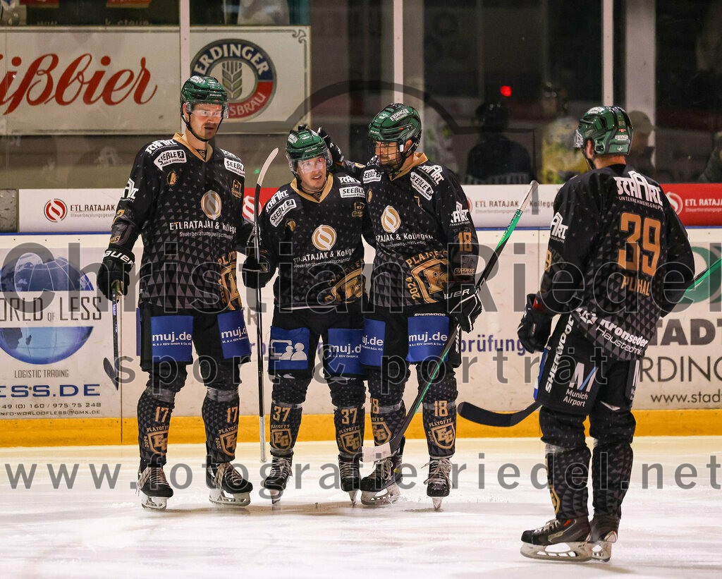 2024-03-01_024_TSV_Erding_gegen_ERSC_Amberg | Erding, Deutschland, 01.03.2024:
Eishockey, Bayernliga Playoffs 2023 / 2024, 5. Spieltag, TSV Erding gegen ERSC Amberg, Endergebnis: 9:0

Elia Ostwald (Erding Gladiators, #17), Thomas Matheson (Erding Gladiators, #37), Daniel Krzizok (Erding Gladiators, #18), Thomas Plihal (Erding Gladiators, #39)

Foto: Christian Riedel / fotografie-riedel.net