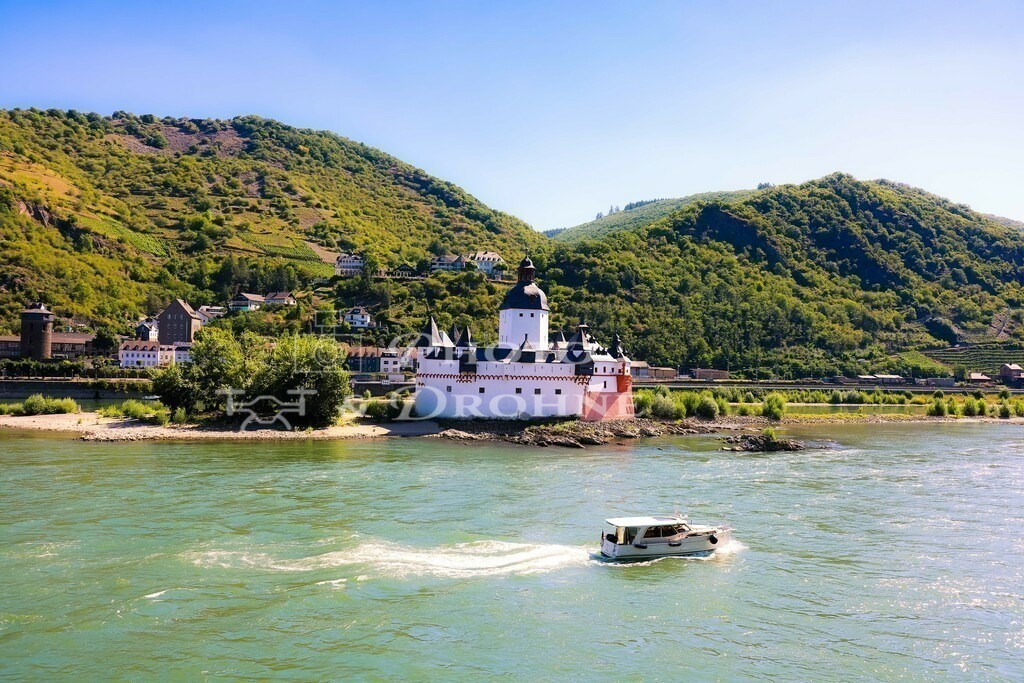 Pfalzgrafenstein-9426 | Die Pfalzgrafenstein war früher eine Zollburg inmitten des Rheins. Die Wasserburg ist in Form eines Schiffs gebaut. - Realisiert mit Pictrs.com