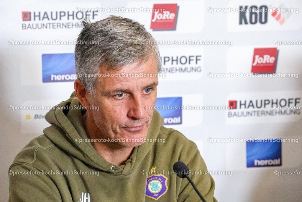 xSSCx08112501138 | 08.11.2025, xsscx, Fuﬂball 3. Liga, SC Verl - FC Erzgebirge Aue, 14. Spieltag, Sportclub Arena, Saison 2025 2026: Jens Haertel (Trainer Erzgebirge Aue) DFB regulations prohibit any use of photographs as image sequences and or quasi-video.