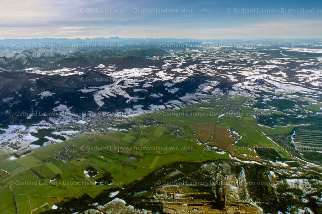 3900221 | Blick über Bad Feilnbach entlang der Alpenkette in Richtung Westen