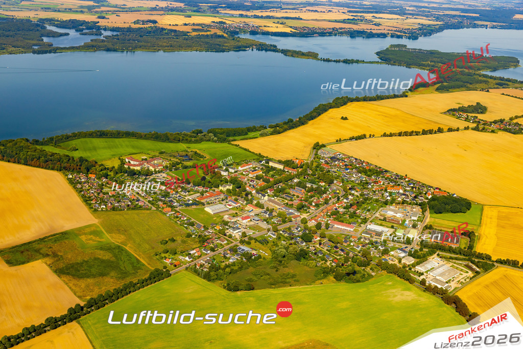 Luftbild der Stadt Leezen - Die Luftaufnahme wurde 2025 vom UL-Flugzeug heraus erstellt ( keine Drohne ) - Hochauflösende Luftaufnahme - für professionelle Ausdrucke geeignet. Die Geschenkidee !Hier alle&nbsp;Infos zur Lizenzierung der LuftaufnahmeWir fliegen auch dieses Jahr wieder in Ihre Region um Luftbilder zu erstellen.- Luftbild anfragen