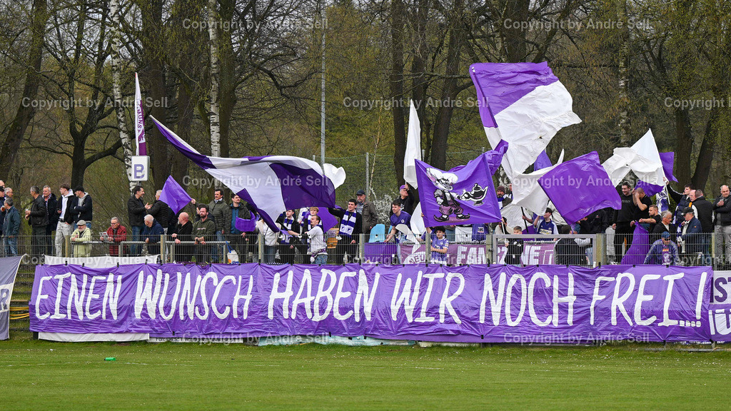 VfR Neumünster (lila) vs PSV Neumünster (grün) | Banner der VfR-Fans vor dem Spiel / Fußball-Oberliga Männer 2025/2026 / VfR Neumünster (lila) vs PSV Neumünster (grün) / Grümmi-Arena / Neumünster / 15.04.26 - Realisiert mit Pictrs.com