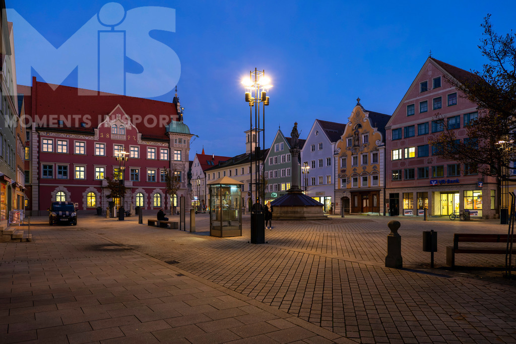 MIS_170320cm035.JPG | 11.11.2022, Mindelheim (Unterallgäu) Stadtansicht, Abenddämmerung in der historischen Altstadt, links das Rathaus im Ensemble der historischen Fassaden. - Realisiert mit Pictrs.com