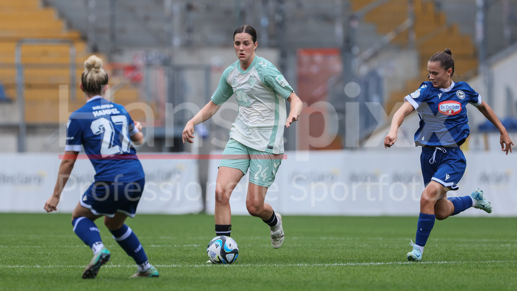 Fussball, DFB-Pokal Frauen, DSC Arminia Bielefeld - SV Werder Bremen | v.li.: Lara Schmidt (SV Werder Bremen, 24) und Pia Schmidt (Arminia Bielefeld, 15) im Laufduell, Zweikampf, Duell, Dynamik, Aktion, Action, Spielszene, DIE DFB-RICHTLINIEN UNTERSAGEN JEGLICHE NUTZUNG VON FOTOS ALS SEQUENZBILDER UND/ODER VIDEOÄHNLICHE FOTOSTRECKEN. DFB REGULATIONS PROHIBIT ANY USE OF PHOTOGRAPHS AS IMAGE SEQUENCES AND/OR QUASI-VIDEO.