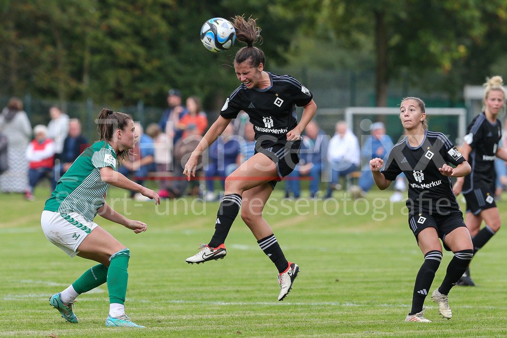 Fussball, Testspiel Frauen, Hamburger SV - SV Werder Bremen | v.li.: Chiara Hahn (SV Werder Bremen, 21) und Pauline Machtens (Hamburger SV, 28) im Kopfballduell, Kopfball, Zweikampf, Action, Aktion, Spielszene