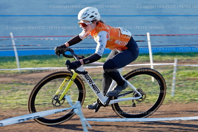 Cyclocross-Rennen | 28.12.2025 Radsport Darmstädter Cyclo-Cross-Rennen an der Radrennbahn zur Vorbereitung auf die DM Deutschen Meisterschaften in Bensheim (10./11.1.202&amp;) hier Frauen U23 Startnummer 21 Liv Hackbarth Sienna Garden Racing Women (Foto: Peter Henrich) - Realisiert mit Pictrs.com