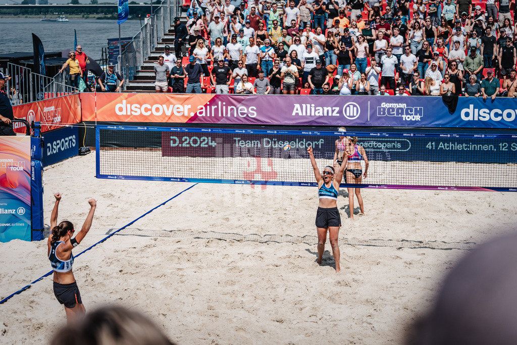 Beachvolleyball | Frauen | German Beach Tour 2024 | Tourstop Düsseldorf | 18.05.2024 | Isabel Schneider (rechts) und Kira Walkenhorst (links) jubeln