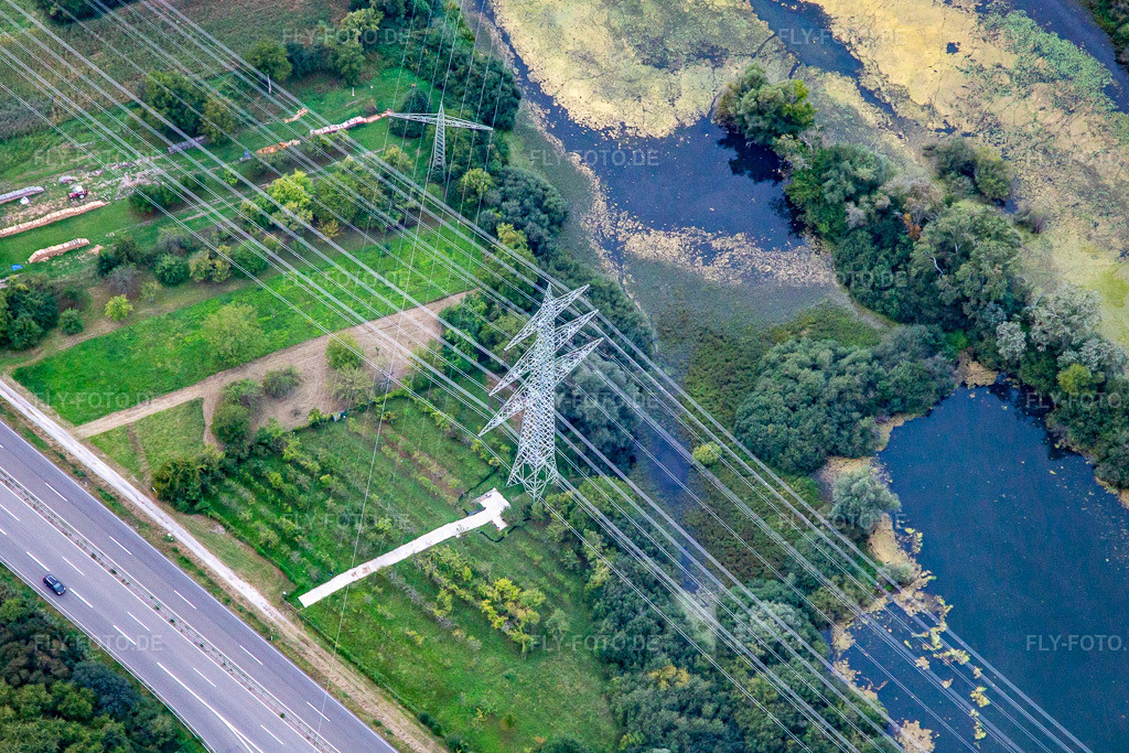 Luftbild: Sich kreuzende Hochspannungsleitungen in Wörth am Rhein im Bundesland Rheinland-Pfalz in Deutschland. Foto: IMG_138789.jpg vom 16.09.2023 durch Werner Riehm/FLY-FOTO.de