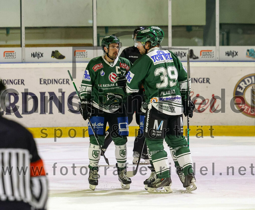 2023-11-03_030_TSV_Erding_gegen_ESC_Dorfen | Erding, Deutschland, 03.11.2023:
Eishockey, Bayernliga Vorrunde 2023 / 2024, 6. Spieltag, TSV Erding gegen ESC Dorfen, Endergebnis: 11:3

Jubel nach dem 2:0
Philipp Michl (Erding Gladiators, #77), Thomas Plihal (Erding Gladiators, #39)

Foto: Christian Riedel / fotografie-riedel.net