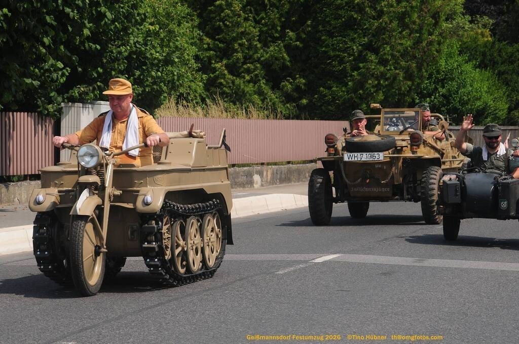 Geißmannsdorf-2026-Festumzug-123 | Festumzug in Geißmannsdorf bei Bischofswerda im Juni 2026. Fotografische Eindrücke und Momentaufnahmen vom Festumzug anläßlich des 800-jährigen Bestehens von Geißmannsdorf - mit Teilnehmern und Gästen, Strohpuppen und geschmückten Vorgärten und Grundstücken - Realisiert mit Pictrs.com