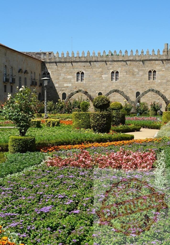 Garden of Santa Barbara in Braga, Portugal, medieval Episcopal Palace. Norte - Portugal | Colorful flower beds and sculpted hedges landscaping the historic Episcopal Palace gardens - Realisiert mit Pictrs.com