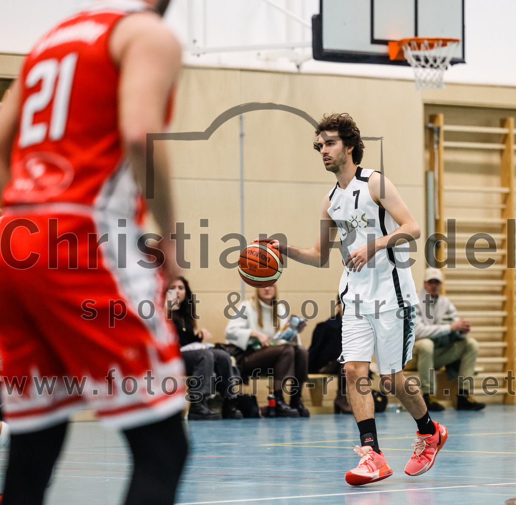 2022-12-03_027_TSV_Vaterstetten_gegen_TG_Landshut | Vaterstetten, Deutschland, 03.12.2022:
Basketball, Bayernliga Herren Südost 2022 / 2023, 7. Spieltag, TSV Vaterstetten gegen TG Landshut, Endergebnis: 71:78

Luca Maurice Kohll (TSV Vaterstetten, #7)

Foto: Christian Riedel / fotografie-riedel.net