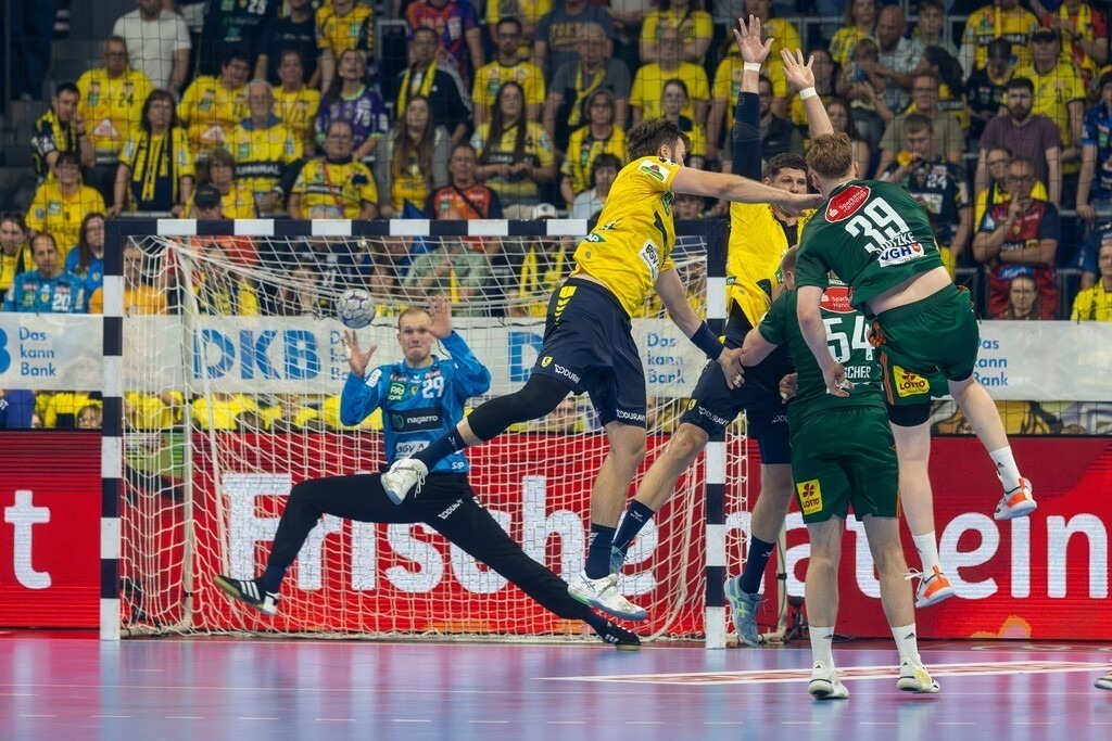 HBL (Handball-Bundesliga), Saison 2025/26, 33. Spieltag: Rhein-Neckar Löwen gegen TSV Hannover-Burgdorf | HBL (Handball-Bundesliga), Saison 2025/26, 33. Spieltag: Rhein-Neckar Löwen gegen TSV Hannover-Burgdorf***Lukas Stutzke (39, Hannover) zieht ab - Realisiert mit Pictrs.com
