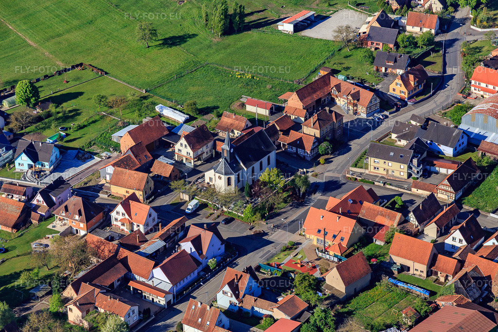 Vue aérienne: Vue de la ville depuis le nord-est à Hegeney dans le département Bas Rhin, France – .Photo: IMG_099372.jpg prise le 30/04/2017 par Werner Riehm/FLY-FOTO.eu – Résolution de l'original: 5370 x 3580 px