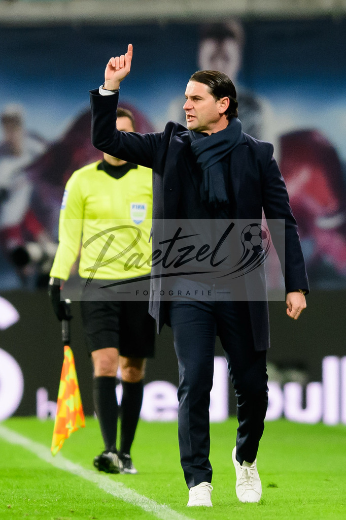 RBLLEV20211128_143 | Fussball, Herren: Trainer Gerardo Seoane (Bayer 04 Leverkusen) gestikuliert, Gestik bei dem Spiel der 1. Bundesliga zwischen RB Leipzig und Bayer 04 Leverkusen in der Red Bull Arena am 28.11.2021 in Leipzig, Deutschland.DFB / DFL REGULATIONS PROHIBIT ANY USE OF PHOTOGRAPHS AS IMAGE SEQUENCES AND/OR QUASI-VIDEO. - Realisiert mit Pictrs.com