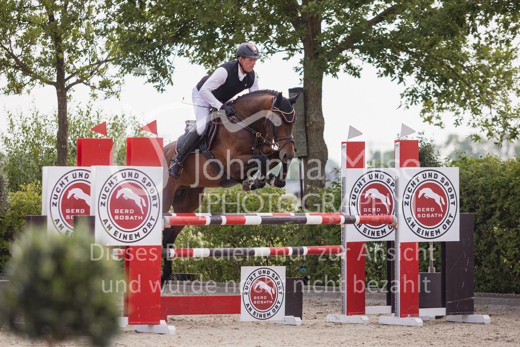 230616_Lemwerder_Springpf-M-804 | Deine schönsten Turniermomente als professionelle Fotos! Entdecke hochwertige Pferdesport-Fotografie im Online-Shop. Jetzt Fotos finden & bestellen!