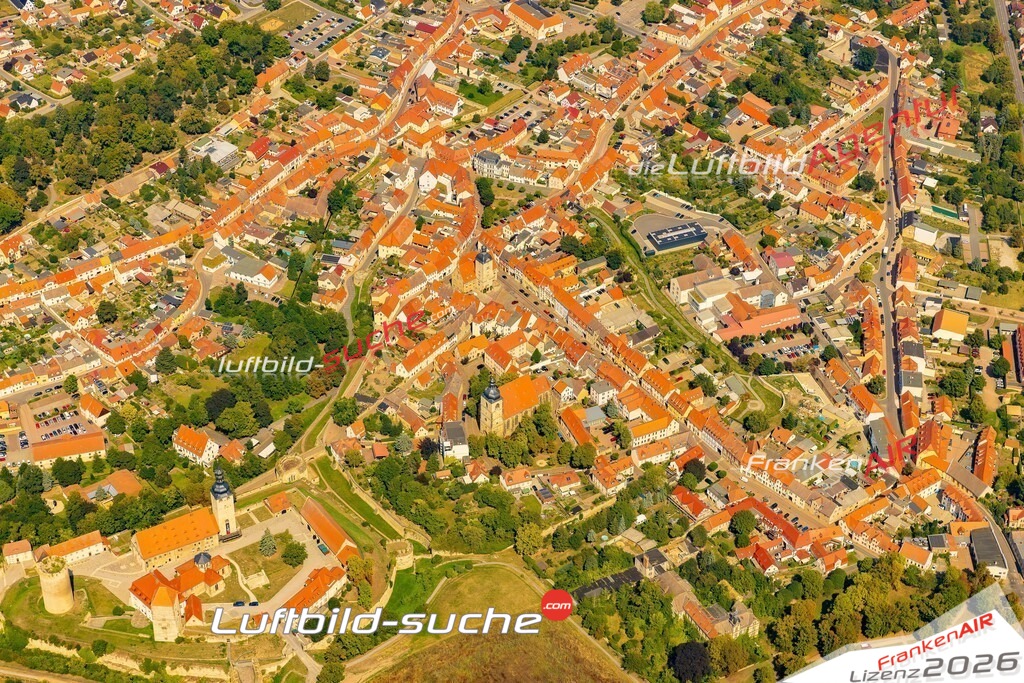 Luftbild der Stadt Querfurt - Die Luftaufnahme wurde 2025 vom UL-Flugzeug heraus erstellt ( keine Drohne ) - Hochauflösende Luftaufnahme - für professionelle Ausdrucke geeignet. Die Geschenkidee !Hier alle&nbsp;Infos zur Lizenzierung der LuftaufnahmeWir fliegen auch dieses Jahr wieder in Ihre Region um Luftbilder zu erstellen.- Luftbild anfragen