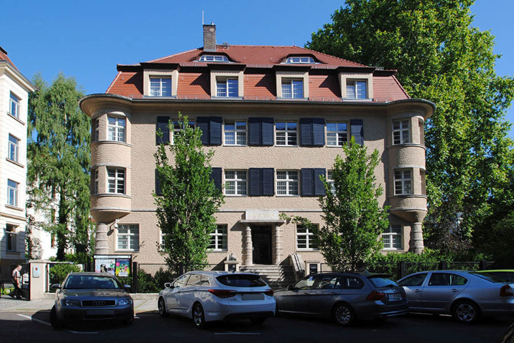 Ariowitsch Haus | Entdecke über 20 Kategorien Leipzig-Motive: Foto-Downloads, hochwertige Poster, Leinwand- & Fine-Art-Prints. Jetzt Lieblingsfoto im Bildlexikon Leipzig Shop bestellen!