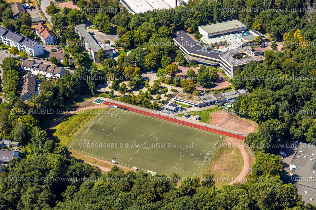 Luedenscheid250813820 | Luftbild, Theodor-Heuss-Realschule und Fußballstadion Sportplatz Wefelshohl TSV Lüdenscheid e.V., Lüdenscheid-Stadt, Lüdenscheid, Sauerland, Nordrhein-Westfalen, Deutschland