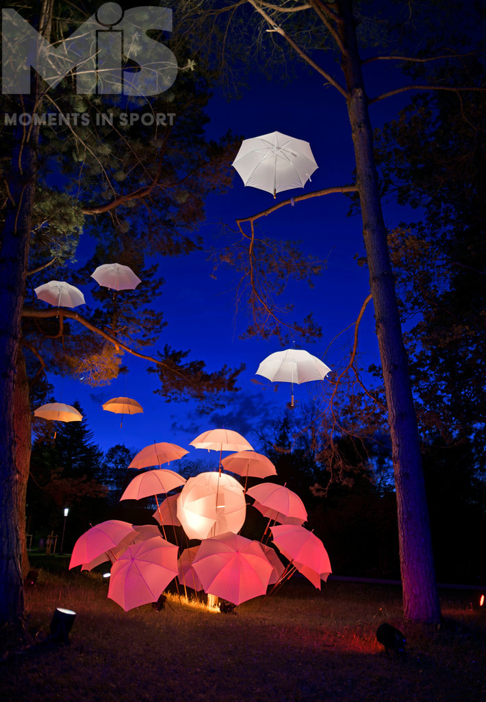 mis310719RF02.JPG | 14.05.2021, Bad Wörishofen, Kurpark, Abends ab 20:00 Uhr, Kurpark-Leuchten 2, "unter dem Schirm von Pfarrer Sebastian Kneipp" eine Illumination im Kurpark anlässlich 200. Geburtstag des Wasserdoktors Pfarrer Kneipp. Der Allgäuer Künstler Thomas Mogendorf verteilte Regenschirm-Modelle seines Entwurfes, im Kurpark, Die Szenerien werden in den Abendstunden stimmungsvoll beleuchtet. - Realisiert mit Pictrs.com