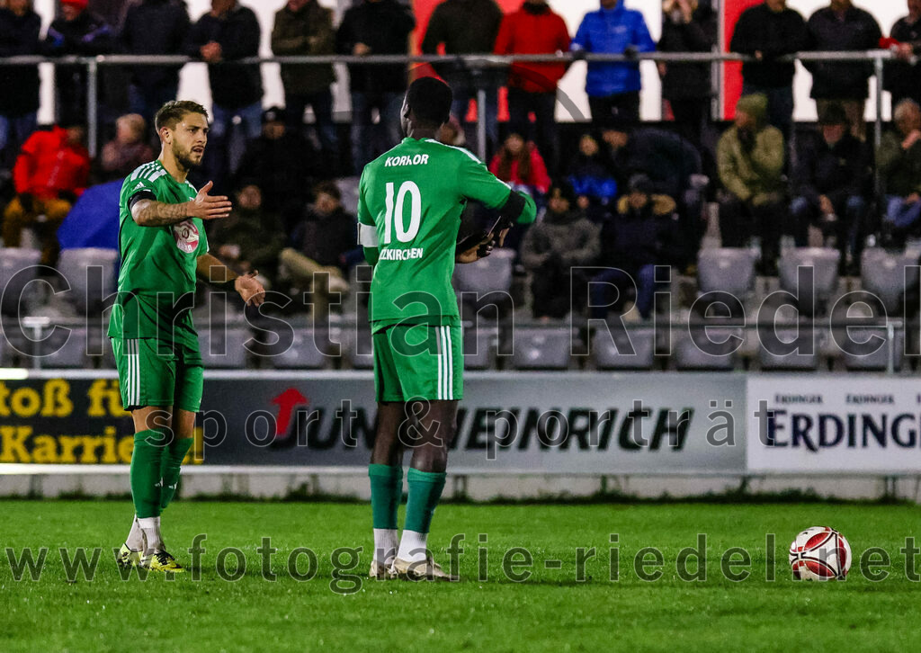 2023-11-03_042_FC_Schwaig_gegen_TuS_Holzkirchen | Oberding, Deutschland, 03.11.2023:
Fußball, Landesliga Südost 2023 / 2024, 19. Spieltag, FC Schwaig gegen TuS Holzkirchen, Endergebnis: 4:1

Anthony Butge (TuS Holzkirchen, #28), Christopher Korkor (TuS Holzkirchen, #10)

Foto: Christian Riedel / fotografie-riedel.net