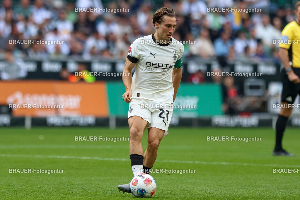 Borussia Mönchengladbach vs Hamburger SV - Bundesliga  | Mönchengladbach, Deutschland, 24.08.25:   Rocco Reitz (Borussia Mönchengladbach) in Aktion am Ball, Einzelaktion waehrend des Spiels der Bundesliga zwischen Borussia Mönchengladbach vs Hamburger SV im Stadion im Borussia Park(Foto von Brauer-Fotoagentur / Adrian Schlueter)