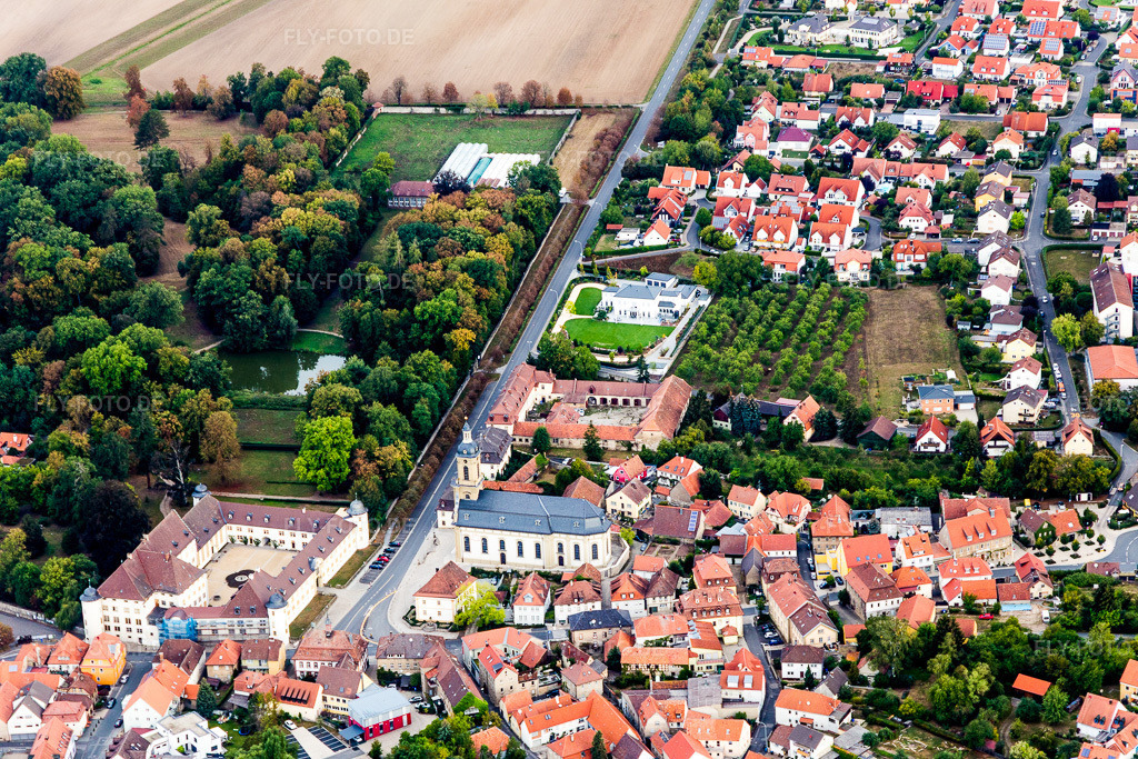 Luftbild: Gebäude und Schloßpark- Anlagen des Wasserschloß Graf Schönborn in Wiesentheid im Bundesland Bayern in Deutschland. Foto: IMG_111221.jpg vom 09.09.2018 durch Werner Riehm/FLY-FOTO.de