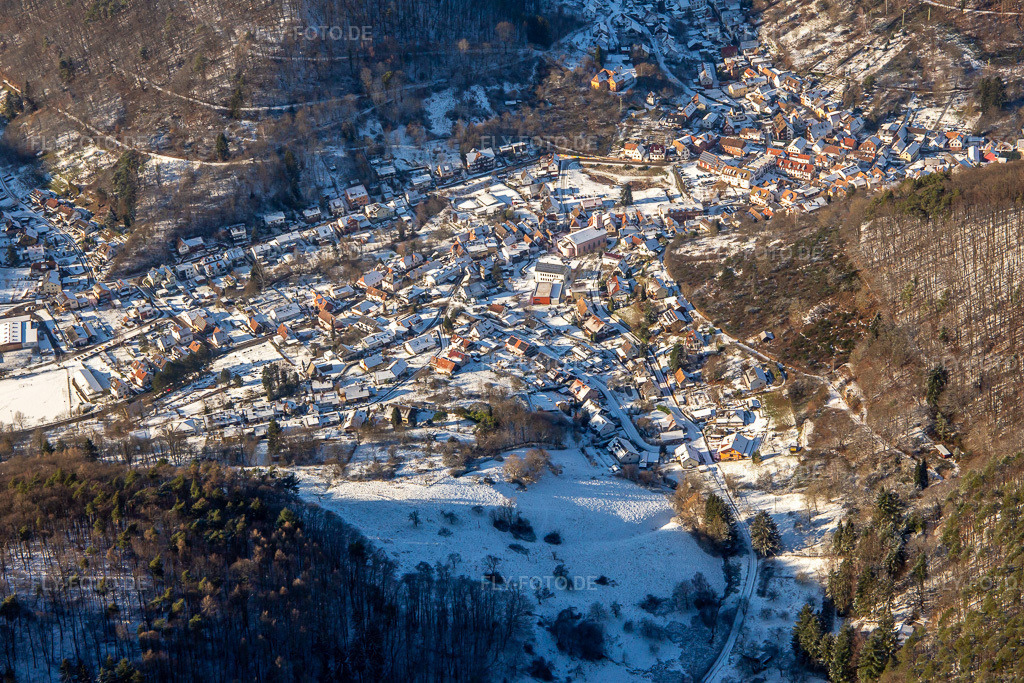 Luftbild: Winterliche Dorfansicht im Denrbach-Tal bei Schnee in Ramberg im Bundesland Rheinland-Pfalz in Deutschland. Foto: IMG_139851.jpg vom 20.01.2024 durch Werner Riehm/FLY-FOTO.de
